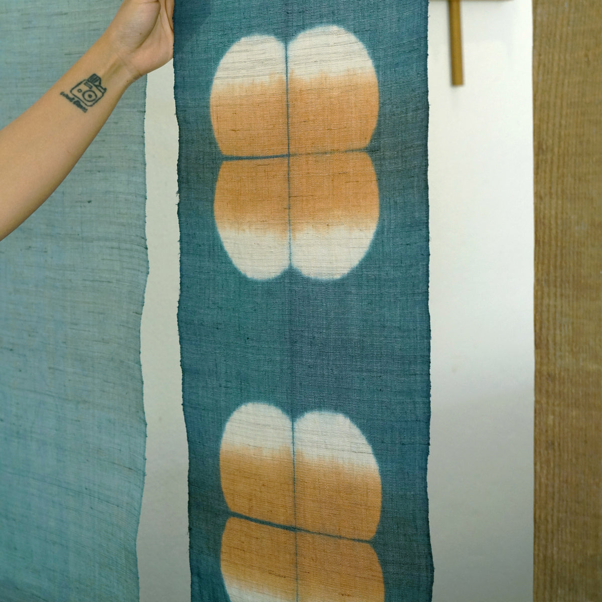 Schmaler Wandbehang aus Ramie – Field Grid