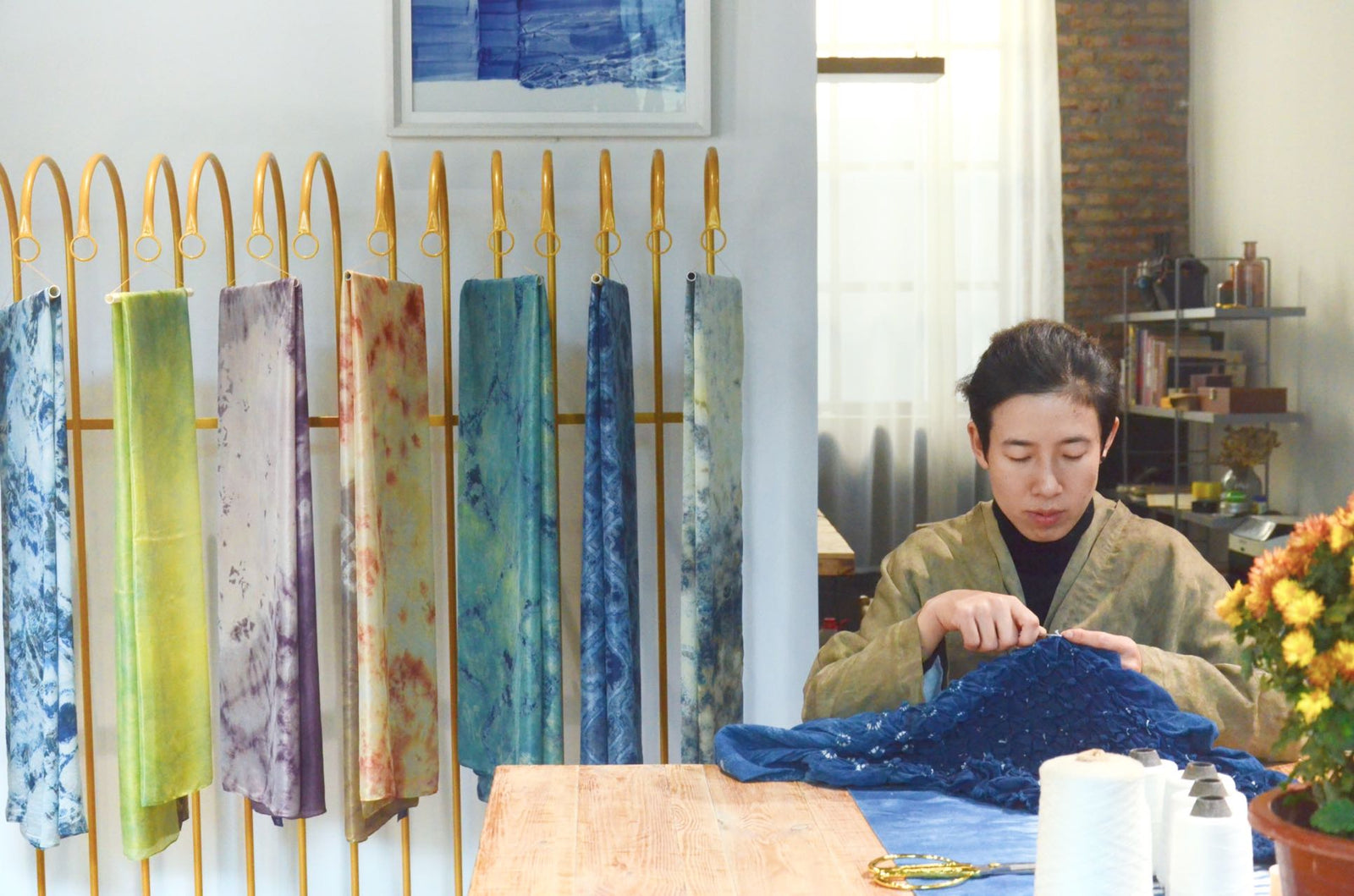 Sie arbeitet in ihrem Atelier
